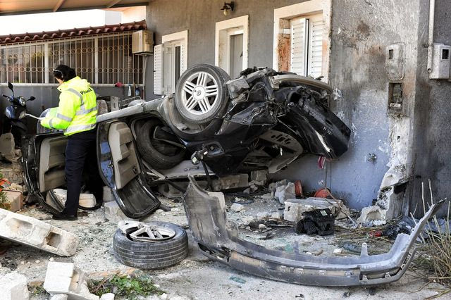 Τροχαίο δυστύχημα με θύματα δύο ανθρώπους στα Εξαμίλια Κορινθίας