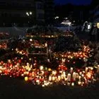 Κεριά στη μνήμη των θυμάτων που σκοτώθηκαν στη φωτιά σε μπαρ του Κραν Μοντανά