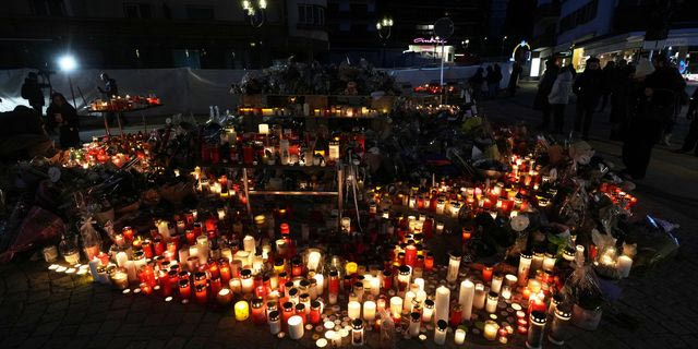 Κεριά στη μνήμη των θυμάτων που σκοτώθηκαν στη φωτιά σε μπαρ του Κραν Μοντανά