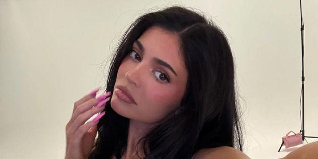 Η Κάιλι Τζένερ υποδέχθηκε το 2026 με χρυσό μπικίνι