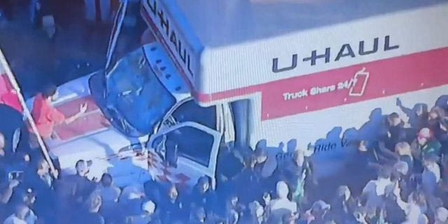 Λος Άντζελες: Φορτηγό έπεσε πάνω σε πλήθος που διαδήλωνε κατά του ιρανικού καθεστώτος