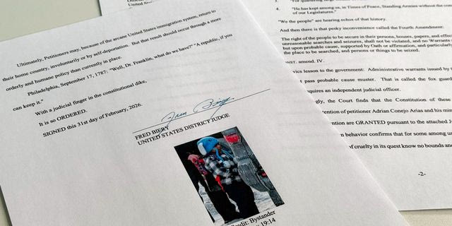 Η δικαστική διαταγή για την αποφυλάκιση του 5χρονου Liam Conejo Ramos και του πατέρα του