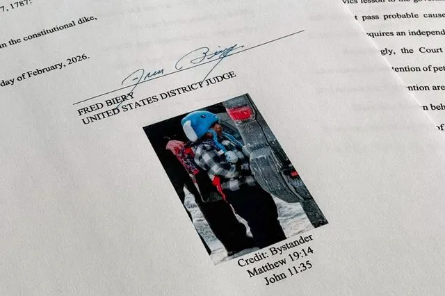 Η δικαστική διαταγή για την αποφυλάκιση του 5χρονου Liam Conejo Ramos και του πατέρα του