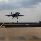 Φωτογραφία που δόθηκε στη δημοσιότητα από το Πολεμικό Ναυτικό των ΗΠΑ δείχνει ένα μαχητικό αεροσκάφος Boeing F/A-18E Super Hornet να προσγειώνεται στο αεροπλανοφόρο Nimitz USS Abraham Lincoln στον Ινδικό Ωκεανό