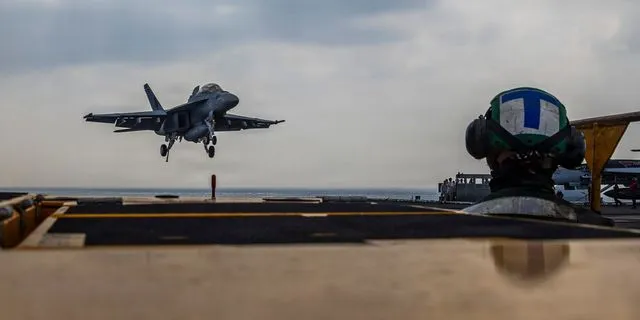 Φωτογραφία που δόθηκε στη δημοσιότητα από το Πολεμικό Ναυτικό των ΗΠΑ δείχνει ένα μαχητικό αεροσκάφος Boeing F/A-18E Super Hornet να προσγειώνεται στο αεροπλανοφόρο Nimitz USS Abraham Lincoln στον Ινδικό Ωκεανό