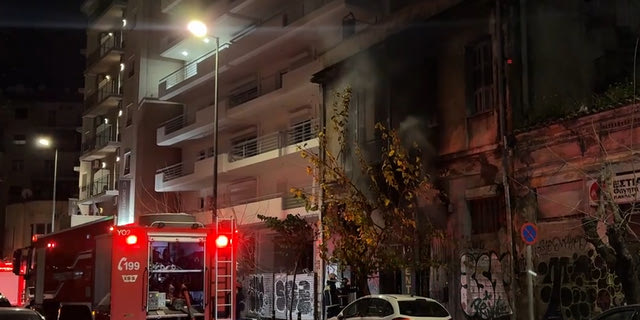 Φωτιά σε εγκαταλελειμμένο κτίριο στη Λιοσίων – Διακοπή της κυκλοφορίας