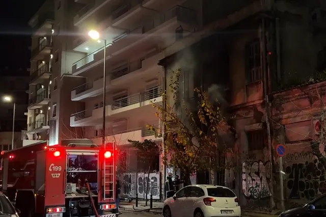 Φωτιά σε εγκαταλελειμμένο κτίριο στη Λιοσίων – Διακοπή της κυκλοφορίας