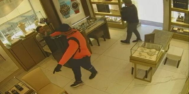 Χαλκιδική: Καρέ καρέ η ληστεία των “Ροζ Πανθήρων” σε κοσμηματοπωλείο – Χρειάστηκαν μόλις 67 δευτερόλεπτα