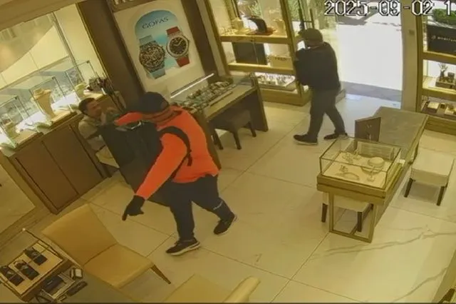 Χαλκιδική: Καρέ καρέ η ληστεία των “Ροζ Πανθήρων” σε κοσμηματοπωλείο – Χρειάστηκαν μόλις 67 δευτερόλεπτα