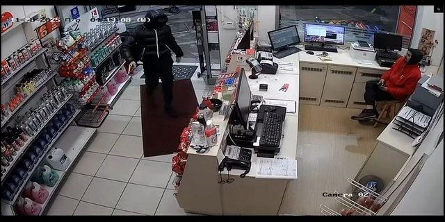 Καρέ καρέ η δράση των ένοπλων ληστών που “χτυπούσαν” σε βενζινάδικα και μίνι-μάρκετ