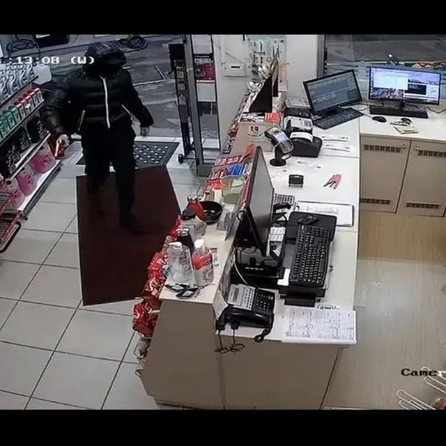 Καρέ καρέ η δράση των ένοπλων ληστών που “χτυπούσαν” σε βενζινάδικα και μίνι-μάρκετ