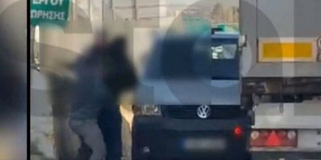 Λυκόβρυση: Απίστευτο ξύλο μεταξύ οδηγών για την προτεραιότητα – Βίντεο