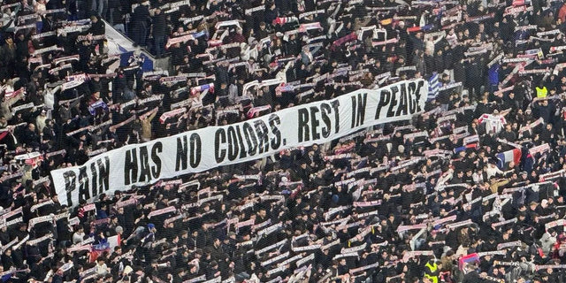 Το πανό των οπαδών της Λιόν