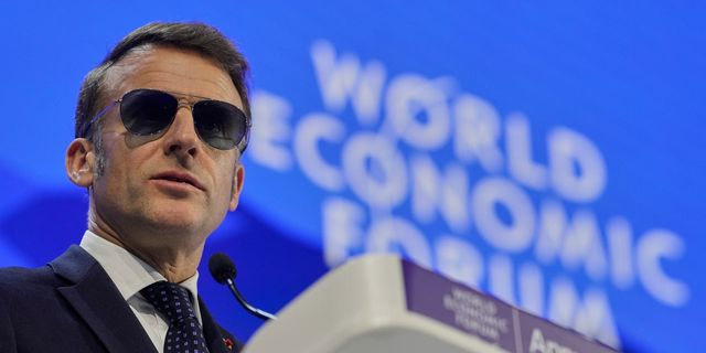 Η εμφάνιση του Μακρόν με γυαλιά αλά “Top Gun” ανέβασε τις μετοχές της εταιρείας