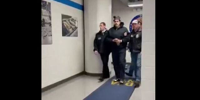 Ο Μαδούρο “υπό κράτηση” σε αμερικανικό έδαφος – Οι πρώτες εικόνες
