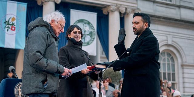 Ο Ζοχράν Μαμντάνι Μαμντάνι ορκίστηκε δήμαρχος μπροστά στον Μπέρνι Σάντερς