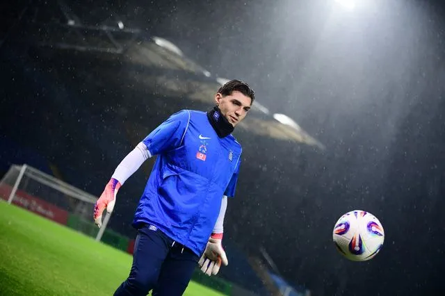 Η Μπόρνμουθ ανακοίνωσε τον Χρήστο Μανδά με τεράστια ελληνική σημαία