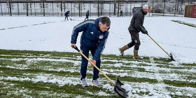 Ολυμπιακός: Ο Μεντιλίμπαρ καθαρίζει τα χιόνια με φτυάρι για να γίνει η προπόνηση