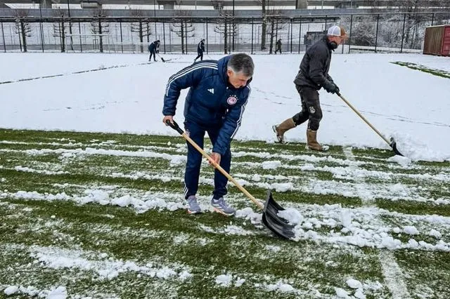Ολυμπιακός: Ο Μεντιλίμπαρ καθαρίζει τα χιόνια με φτυάρι για να γίνει η προπόνηση