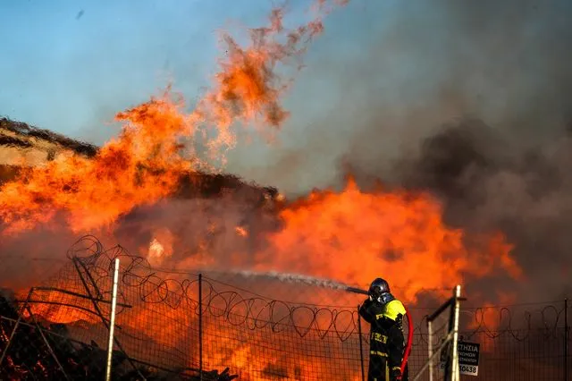 Μενίδι: Συνελήφθη ένας 37χρονος για τη φωτιά στο εργοστάσιο πλαστικών