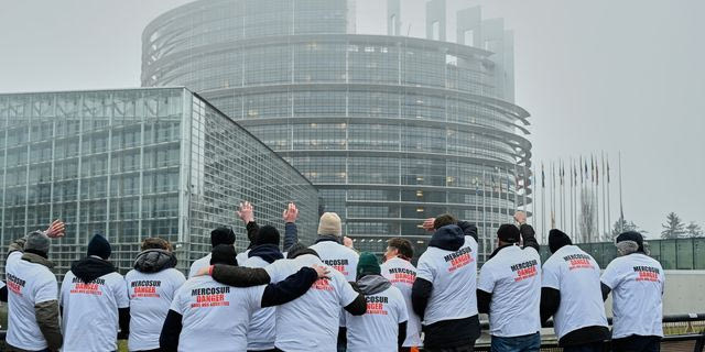 Διαδήλωση για τη συμφωνία Mercosur έξω από το Ευρωκοινοβούλιο