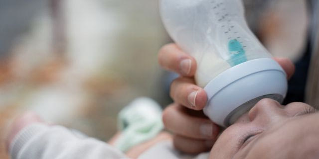 Βρέφος πίνει γάλα