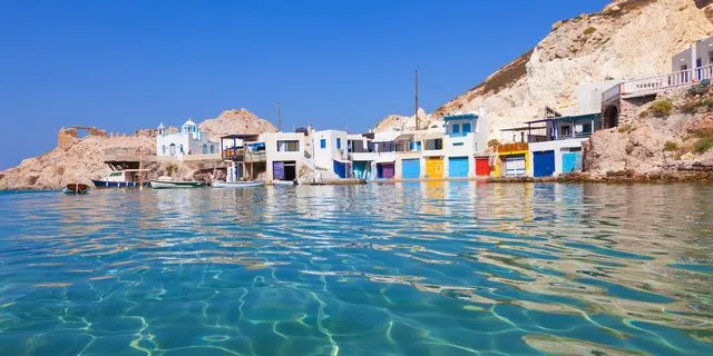 Μήλος: Το Domes White Coast Milos υποστηρίζει ότι είναι νόμιμες οι εργασίες επέκτασης