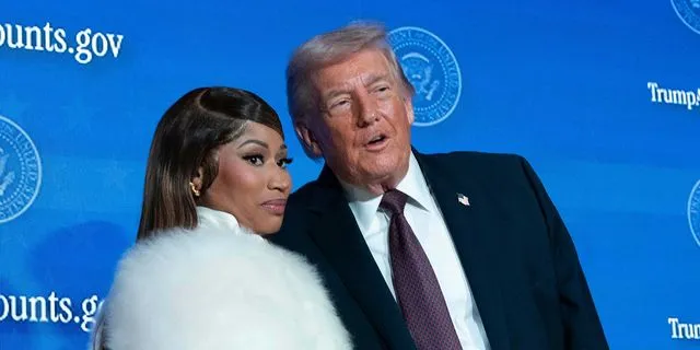 Νίκι Μινάζ και Ντόναλντ Τραμπ