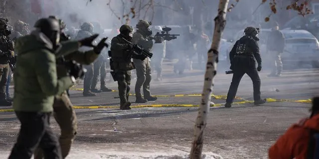 Πράκτορες της ICE σημαδεύουν με όπλα το πλήθος, στη Μινεάπολη