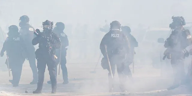 Οπλισμένοι ομοσπονδιακοί πράκτορες στη Μινεάπολη