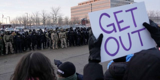 Μινεάπολη: Διαδηλωτές κατά της ICE έδιωξαν ακτιβιστές της ακροδεξιάς