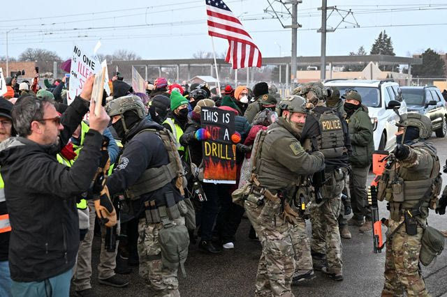 Μινεάπολη: Επεισόδια και χημικά στις διαδηλώσεις για την δολοφονία της Ρενέ Γκουντ