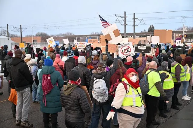 Εκτέλεση 37χρονης: Οι Αρχές της Μινεσότα καταγγέλλουν ότι το FBI τις απέκλεισε από τις έρευνες