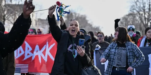 ΗΠΑ: Από τη σφαίρα στην απειλή – Η κυβέρνηση προκαλεί μετά την εκτέλεση της Γκουντ