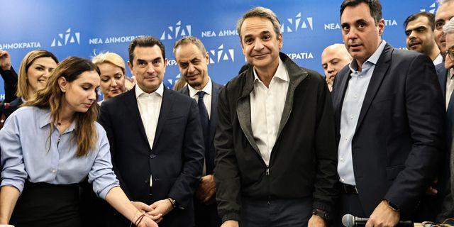 Ο Κυριάκος Μητσοτάκης στην κοπή της πρωτοχρονιάτικης πιτας των εργαζομένων στα κεντρικά γραφεία της ΝΔ