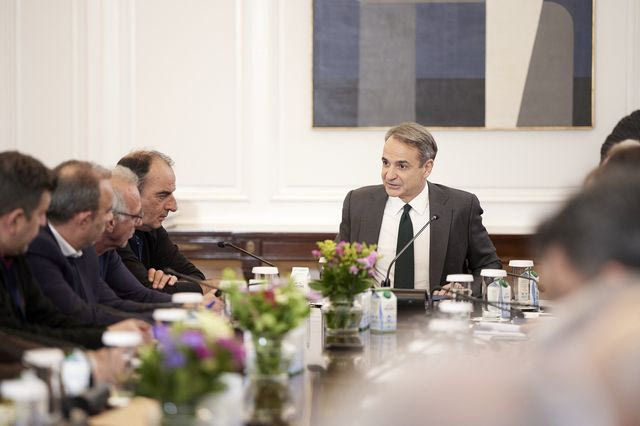 Συνάντηση Μητσοτάκη με τους αγρότες