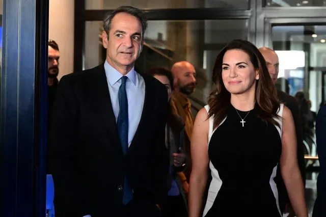 Ο άνδρας, η γυναίκα (υπουργοί) και ο σιωπηλός “καίσαρας”…