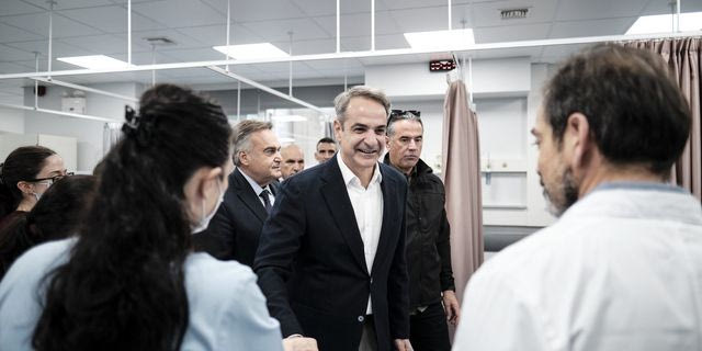 Επίσκεψη Μητσοτάκη στα ΤΕΠ του “Ερυθρού Σταυρού”