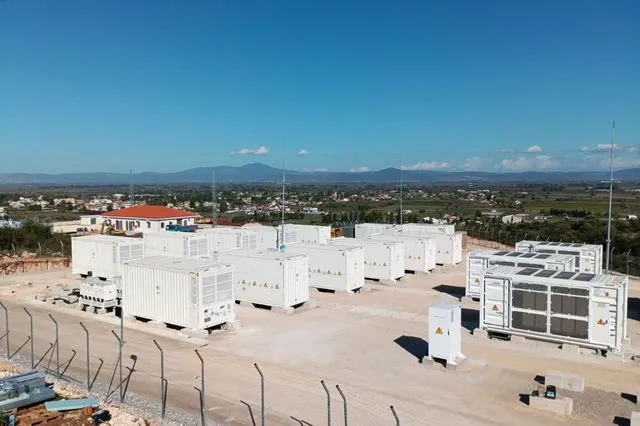 MORE: Ολοκλήρωσε την κατασκευή τριών ανεξάρτητων συστημάτων αποθήκευσης ενέργειας στην Ελλάδα