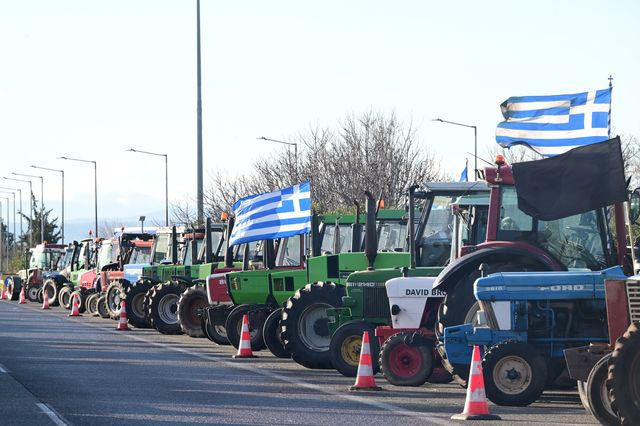 Οι αγρότες κλιμακώνουν τον αγώνα και “κόβουν” την Ελλάδα στα δύο – Ο χάρτης των μπλόκων