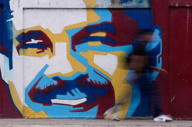 Ένας πεζός περνάει δίπλα από μια τοιχογραφία του προέδρου της Βενεζουέλας Νικολάς Μαδούρο την Κυριακή, 4 Ιανουαρίου 2026