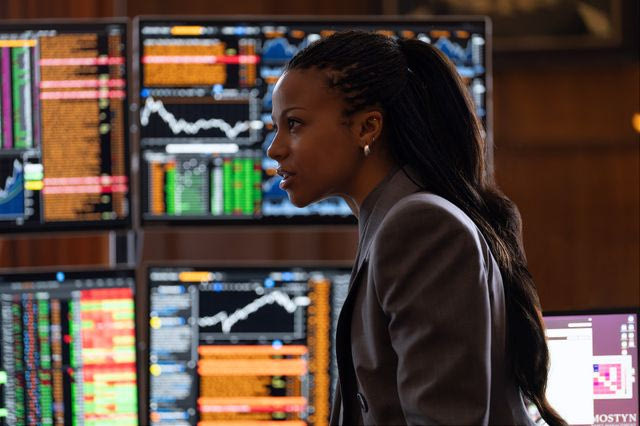 Το “Industry” μετατρέπει τη σύγχρονη απόγνωση σε καθηλωτική τηλεόραση γεμάτη εθισμούς και πάθη