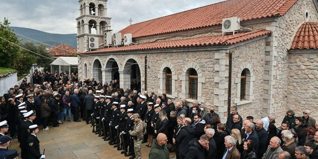 Κηδεία 53χρονου: Ανείπωτη θλίψη στο τελευταίο αντίο του λιμενικού – Η Βουλή θα “υιοθετήσει” το παιδί του