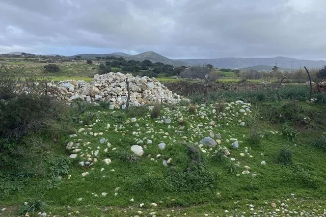 Νάξος: Καταγγελία για μπάζωμα χειμάρρου που εκβάλλει στο Πυργάκι – Δείτε φωτογραφίες