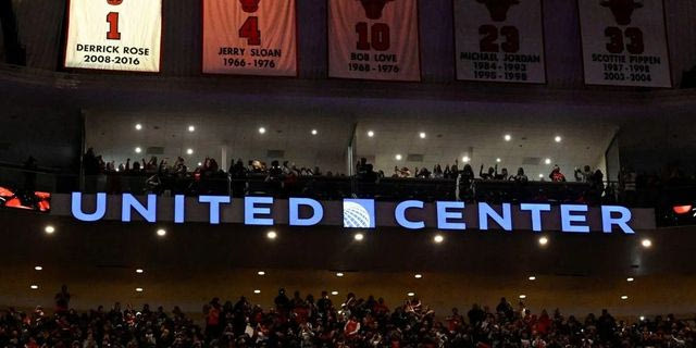 NBA: Συγκίνηση στο Σικάγο, η φανέλα του Ρόουζ στην οροφή του United Center