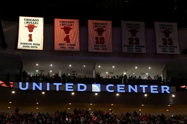 NBA: Συγκίνηση στο Σικάγο, η φανέλα του Ρόουζ στην οροφή του United Center