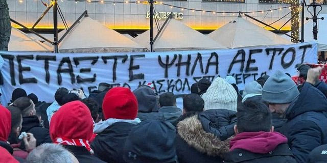 ΠΑΟΚ – Τροχαίο Ρουμανία: Οι φίλοι του Ολυμπιακού ύψωσαν πανό στο Άμστερνταμ για τα θύματα
