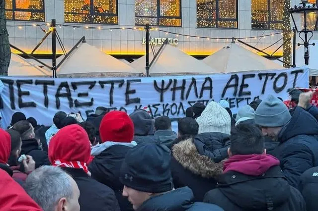 ΠΑΟΚ – Τροχαίο Ρουμανία: Οι φίλοι του Ολυμπιακού ύψωσαν πανό στο Άμστερνταμ για τα θύματα