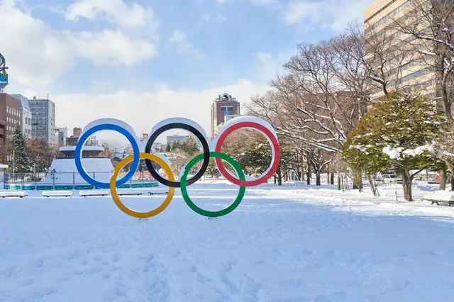 Σήμα των Ολυμπιακών Αγώνων μέσα στα χιόνια