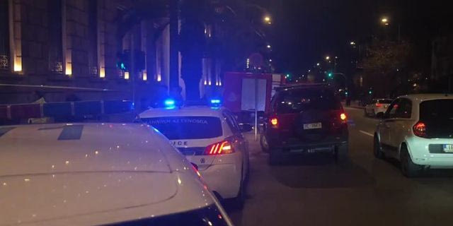 Ύποπτη μηχανή έξω από την Τράπεζα της Ελλάδος – Κλειστή η Ομήρου